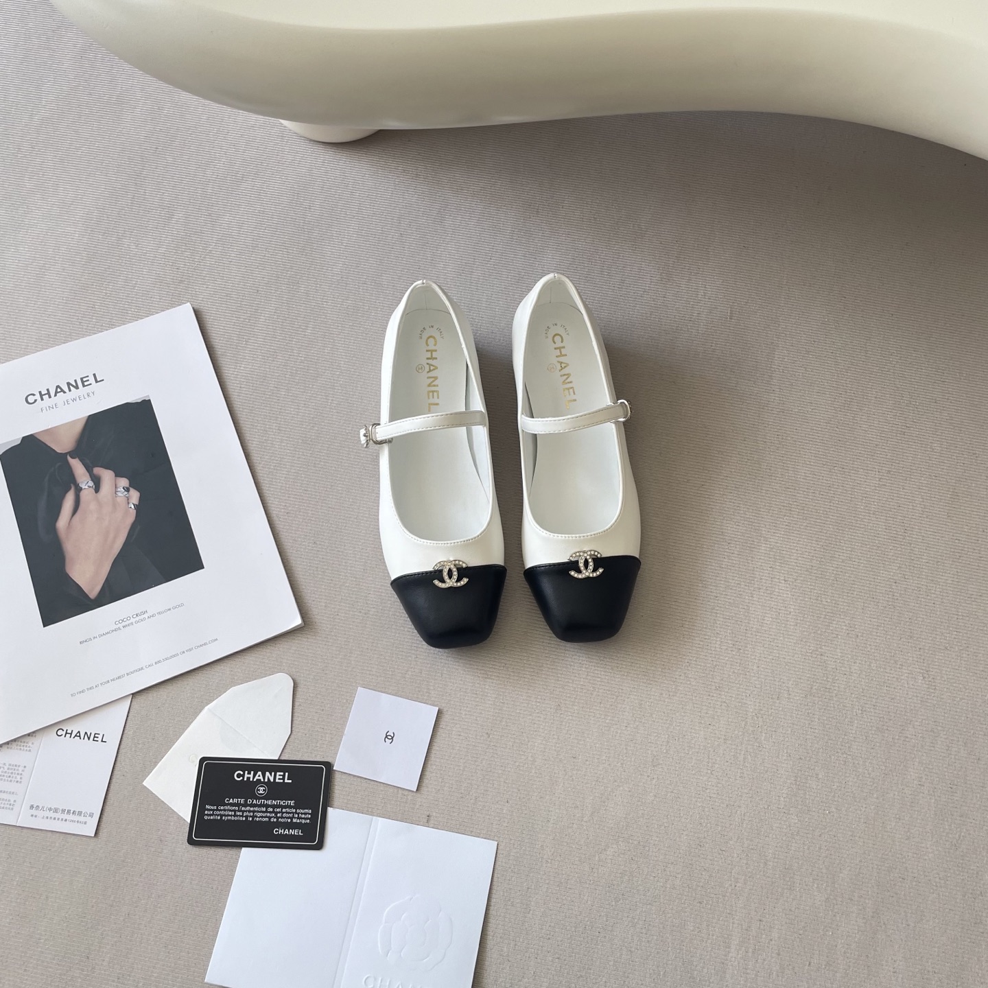 New C-buckle square-toe shoes