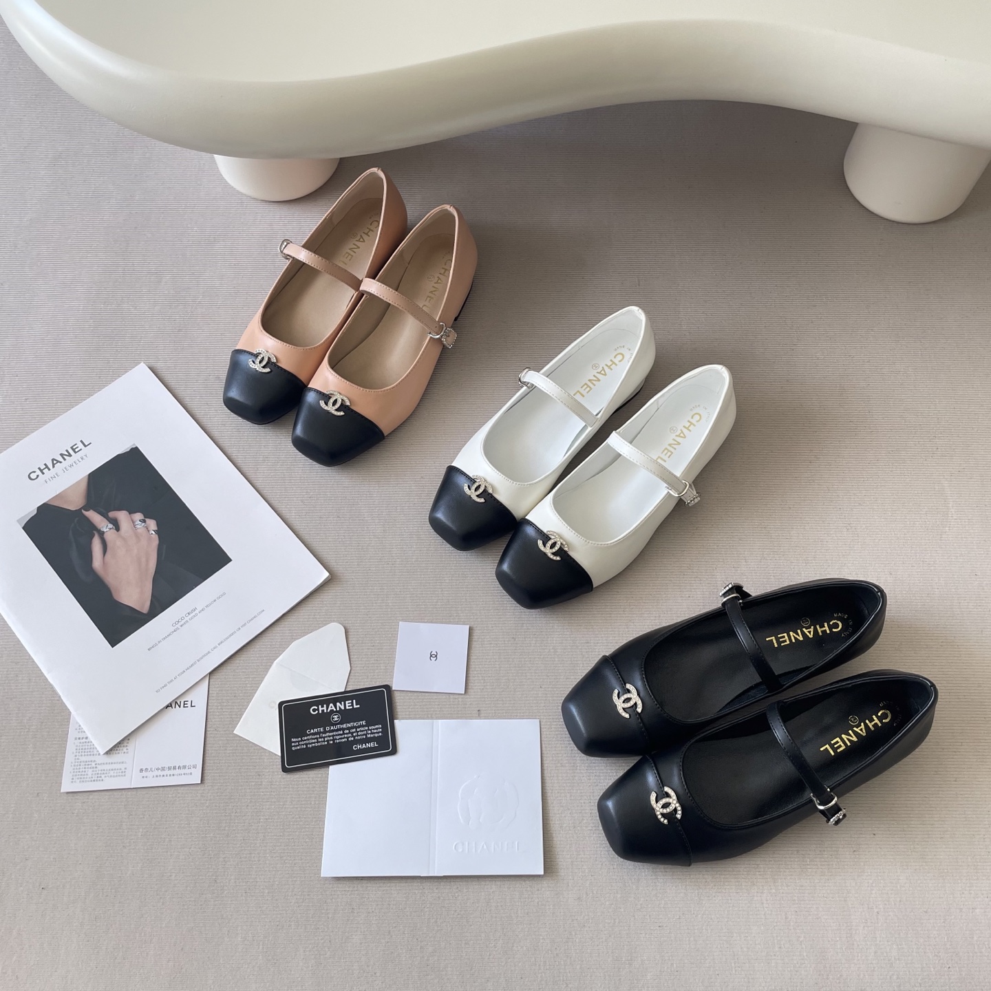 New C-buckle square-toe shoes