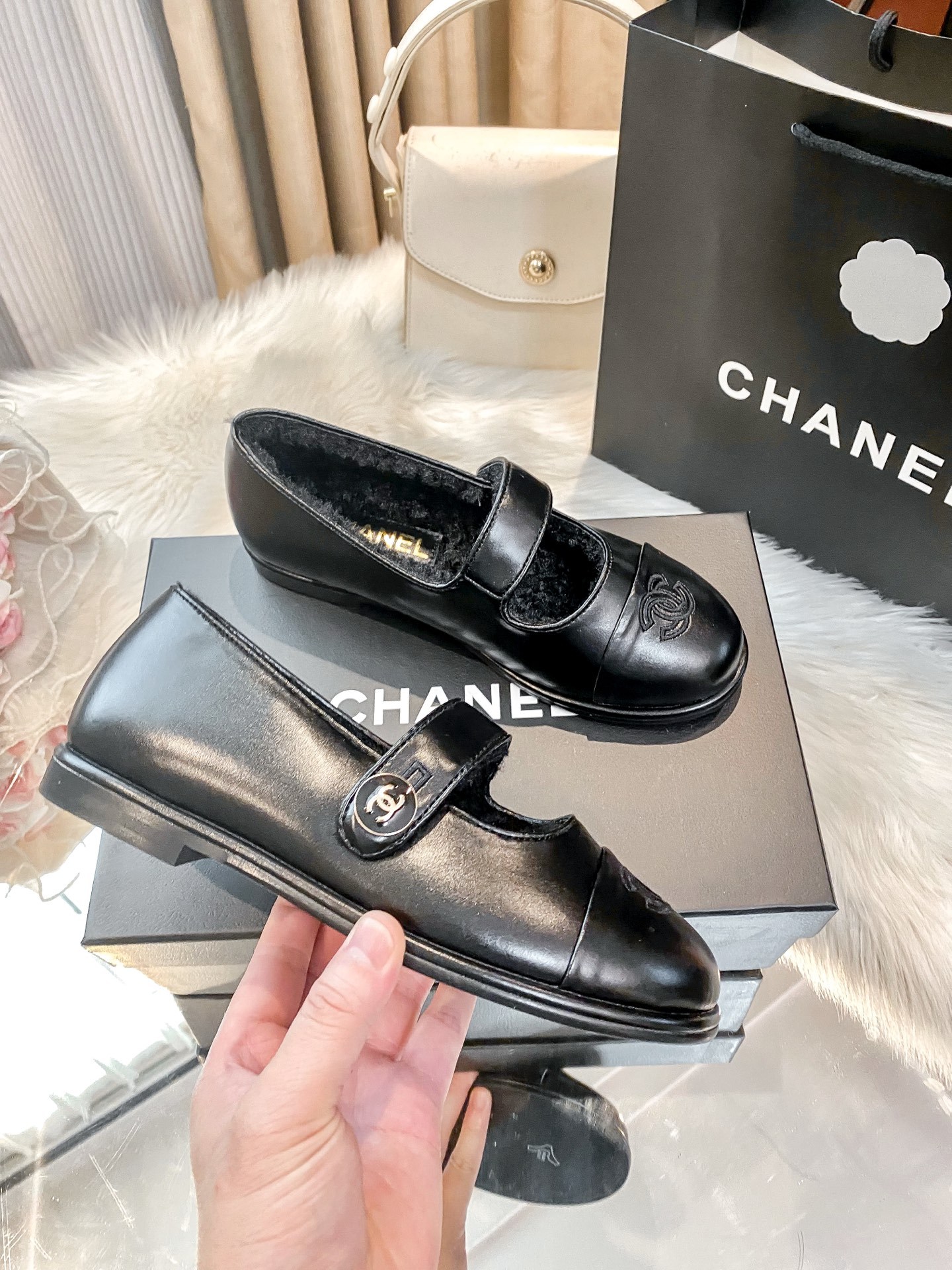 New round-toe flat shoes