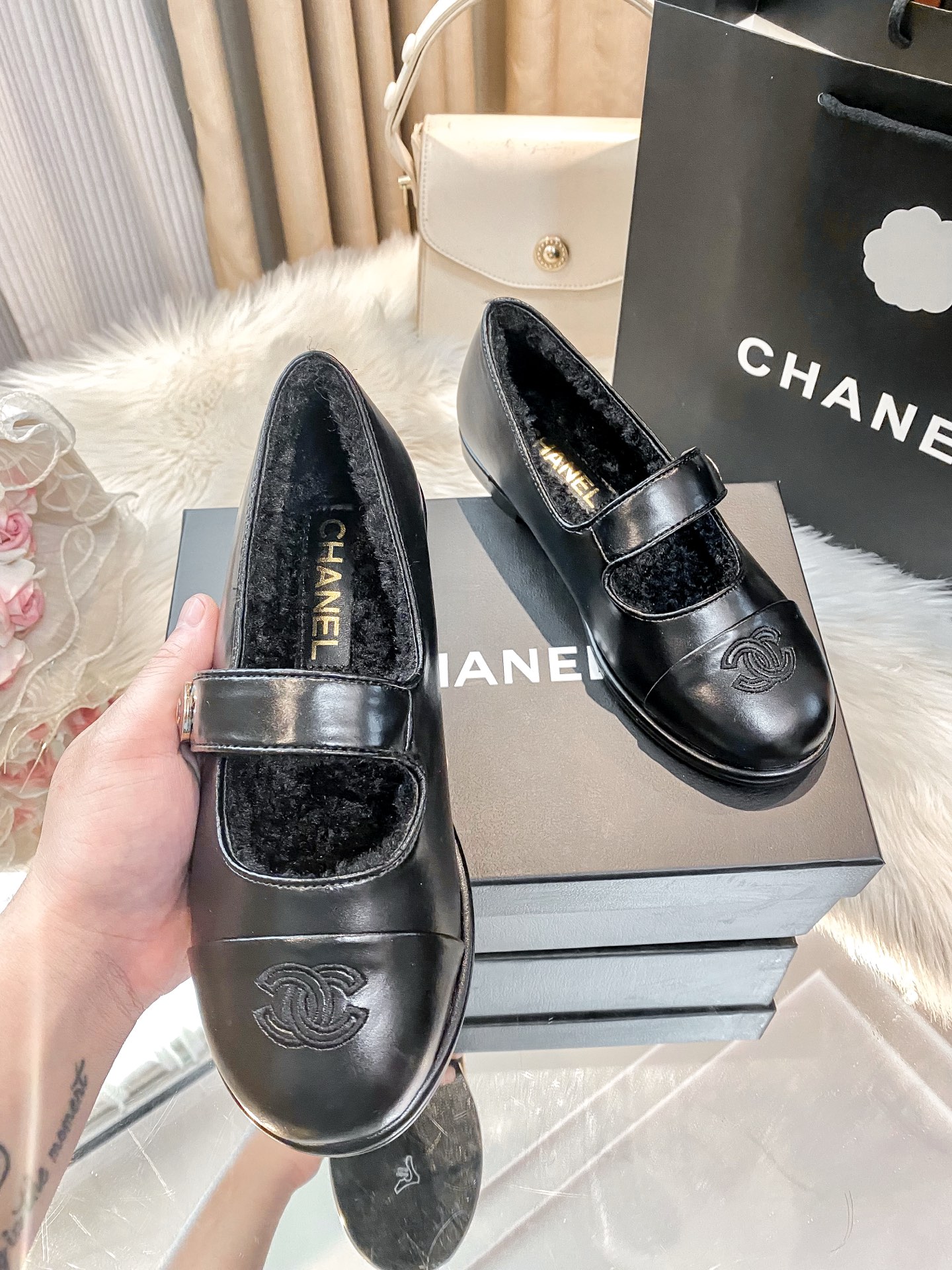 New round-toe flat shoes