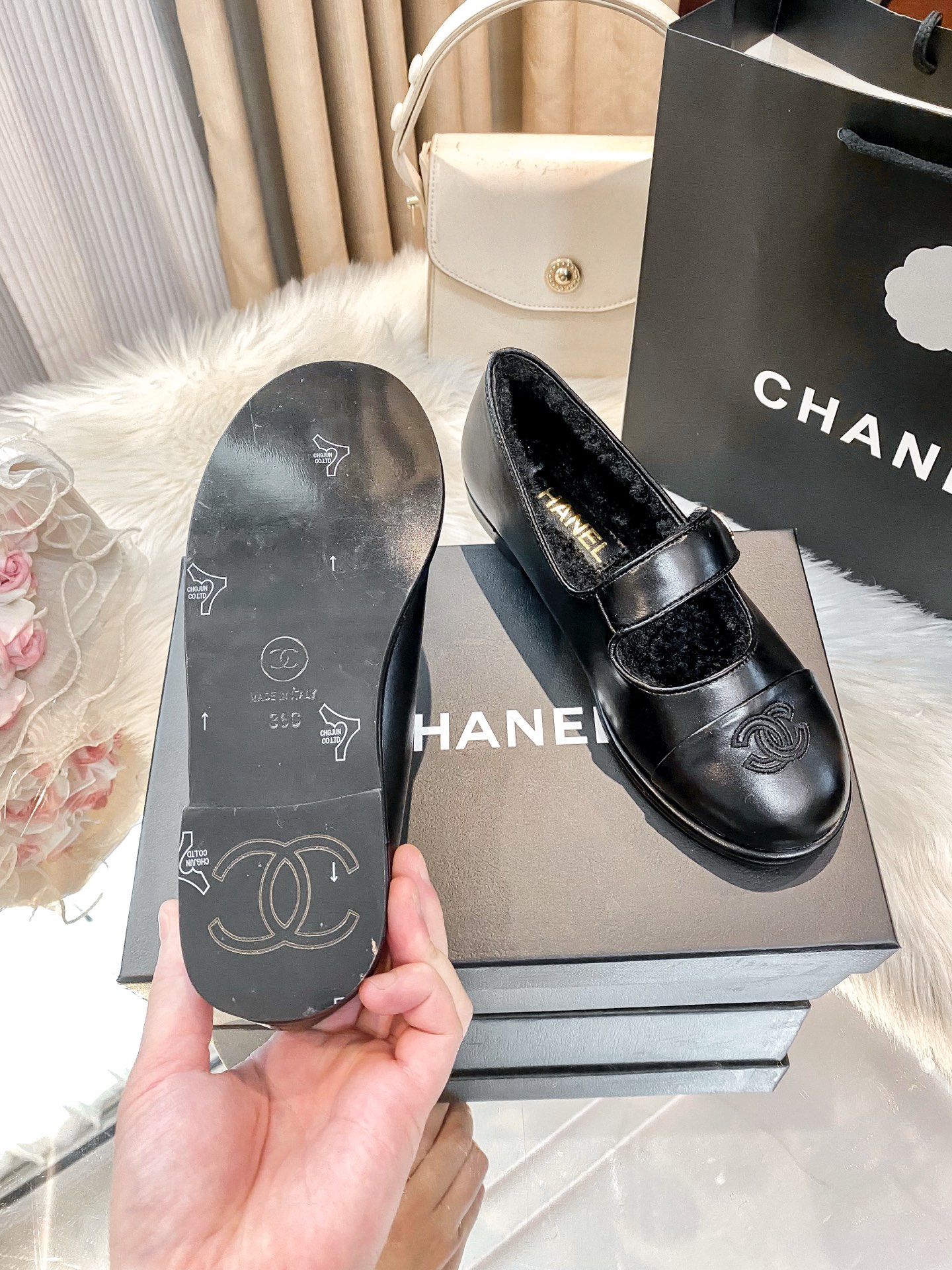 New round-toe flat shoes