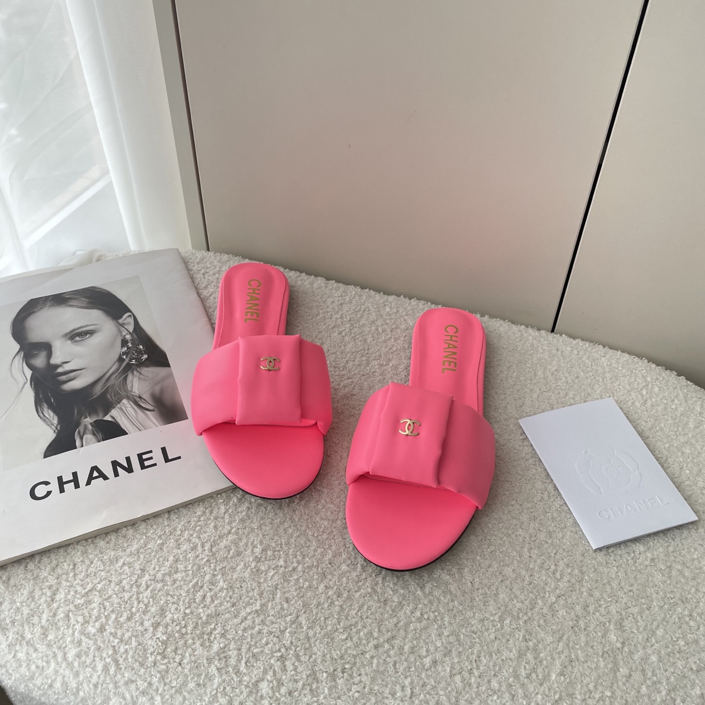 Simple C-buckle flat sandals