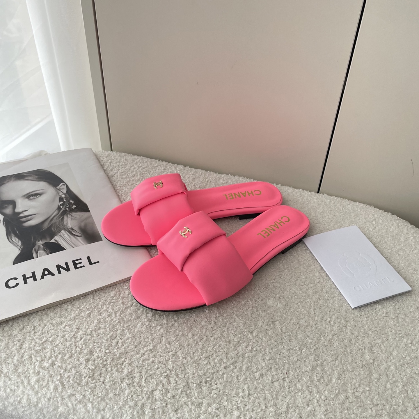 Simple C-buckle flat sandals