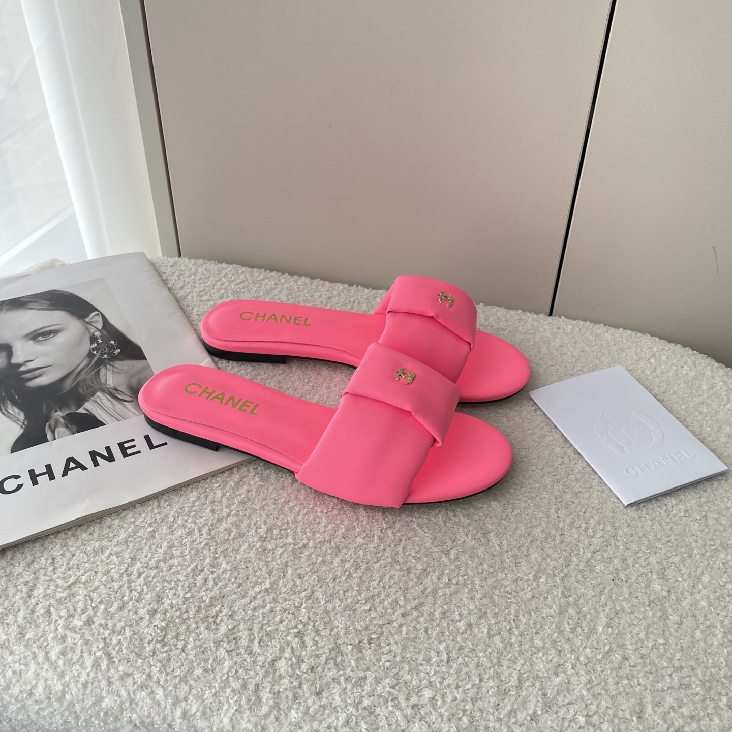 Simple C-buckle flat sandals
