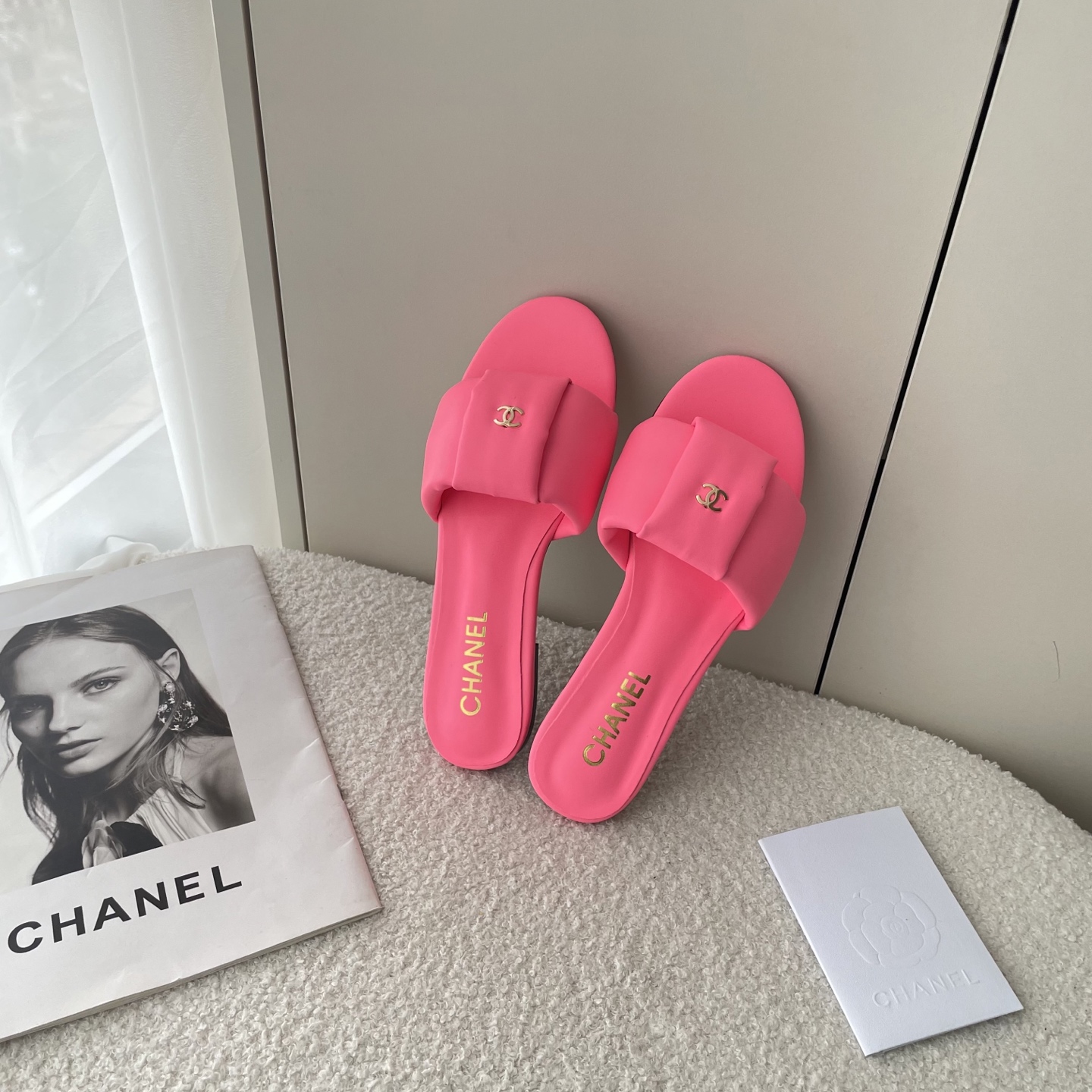 Simple C-buckle flat sandals