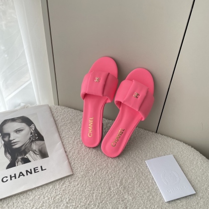 Simple C-buckle flat sandals