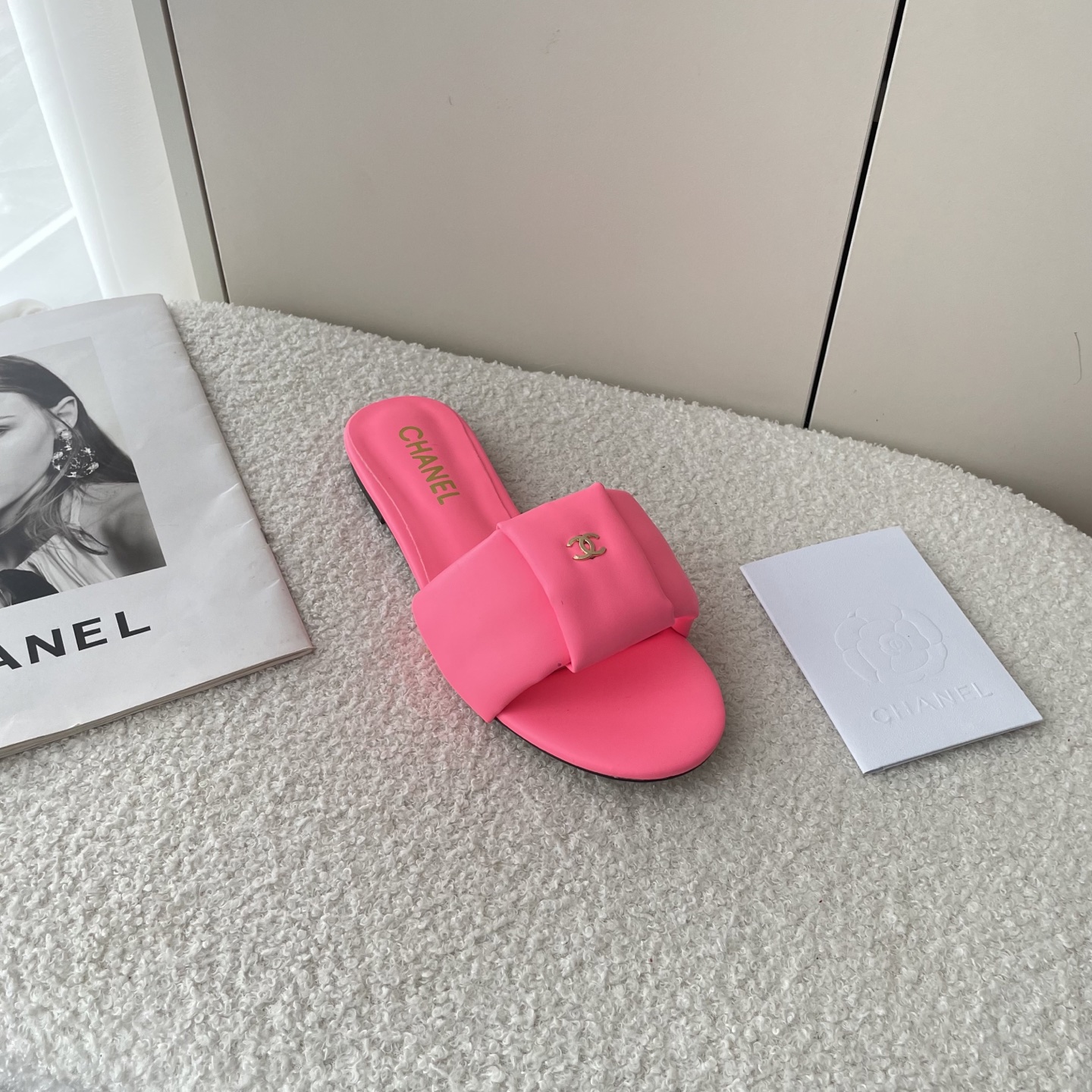 Simple C-buckle flat sandals