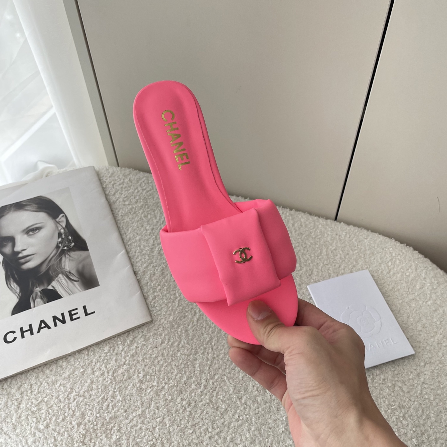 Simple C-buckle flat sandals