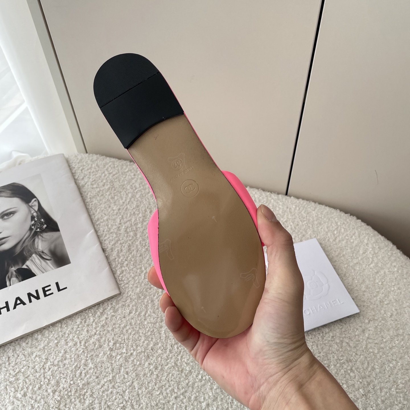 Simple C-buckle flat sandals