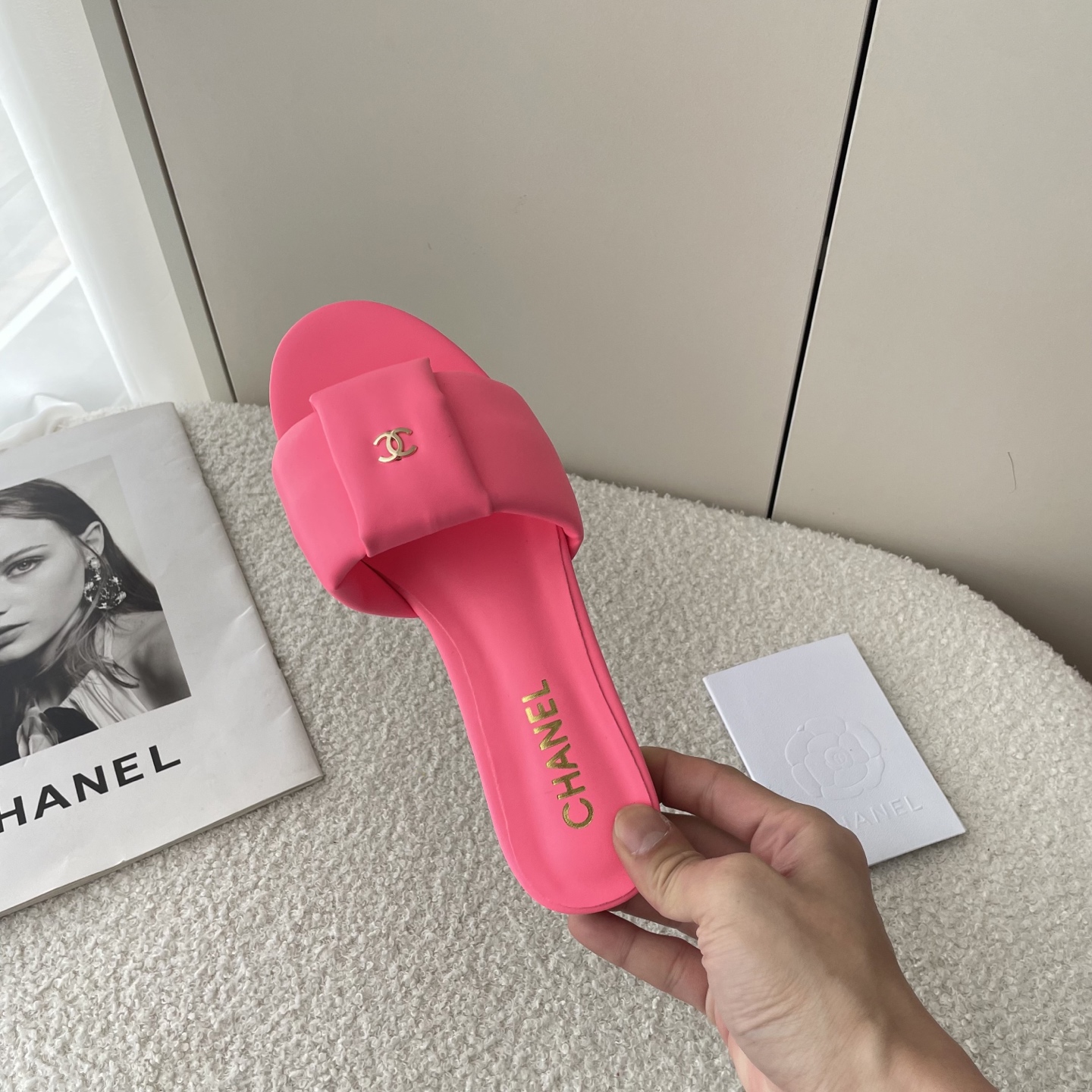 Simple C-buckle flat sandals