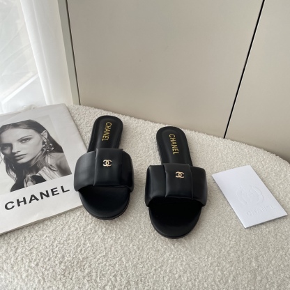 Simple C-buckle flat sandals