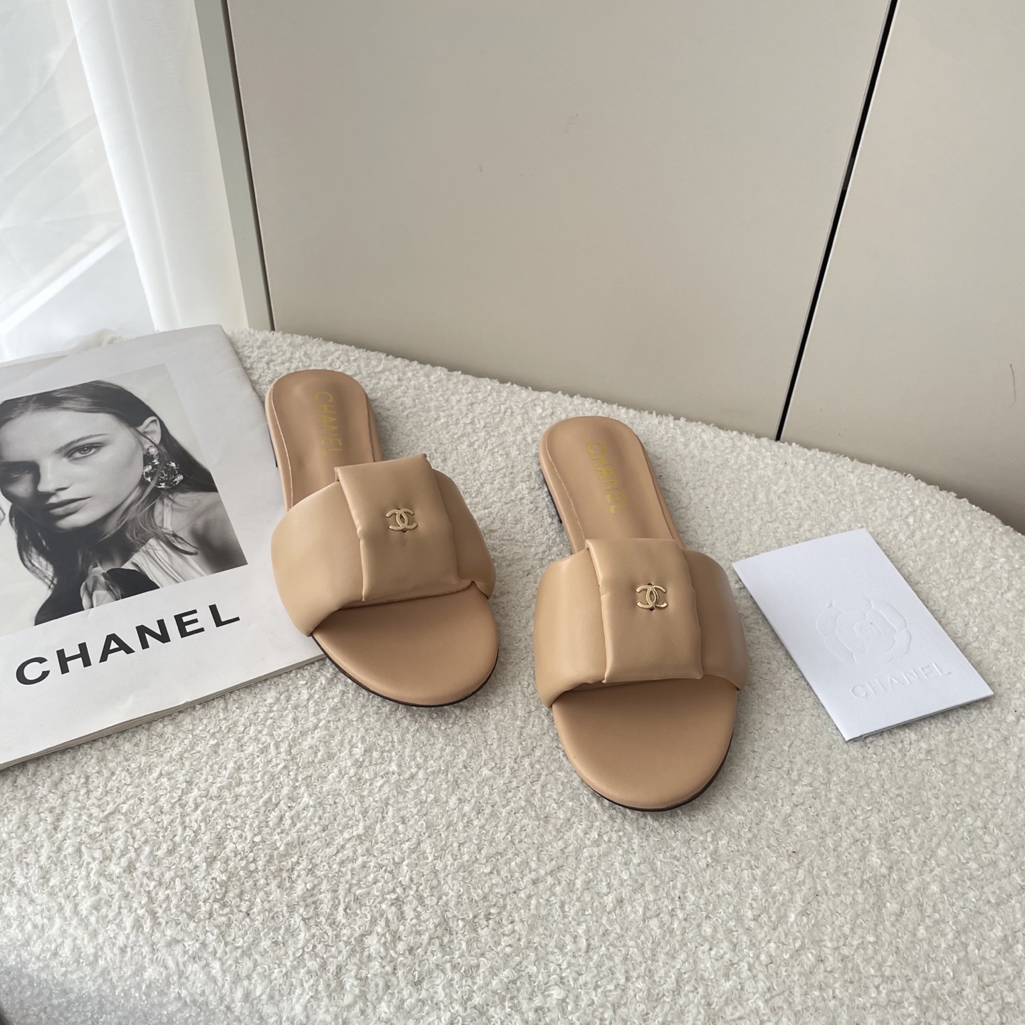 Simple C-buckle flat sandals