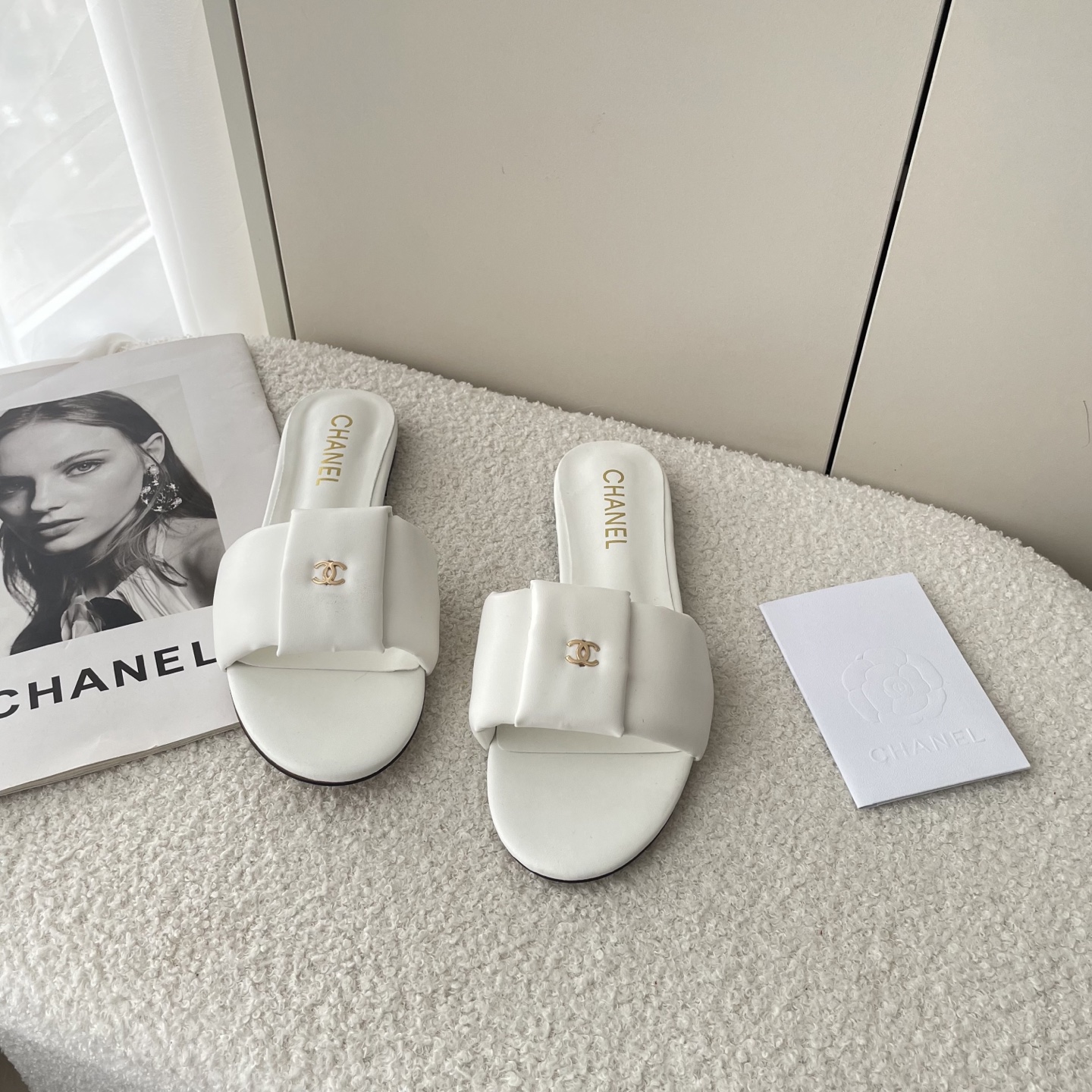 Simple C-buckle flat sandals