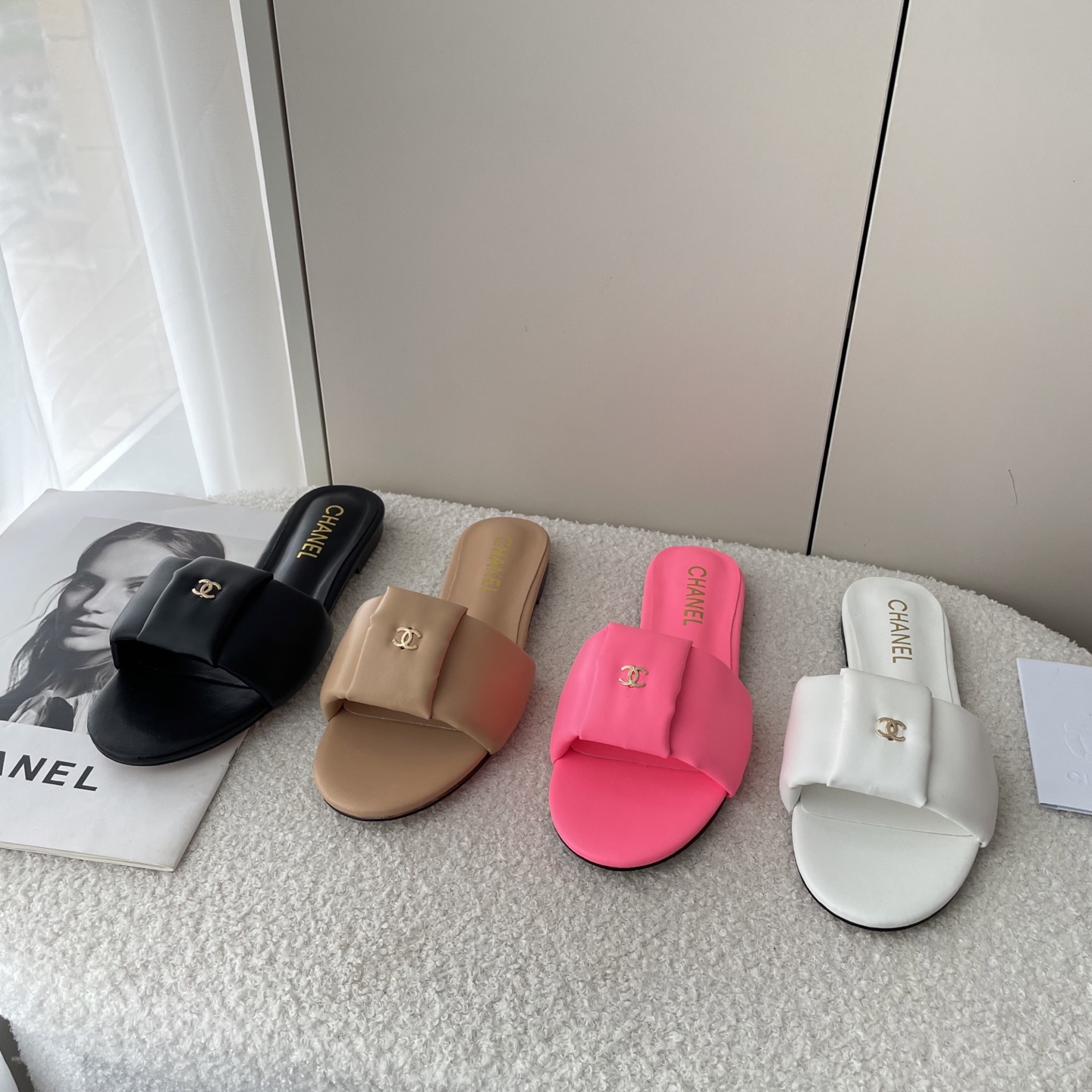 Simple C-buckle flat sandals