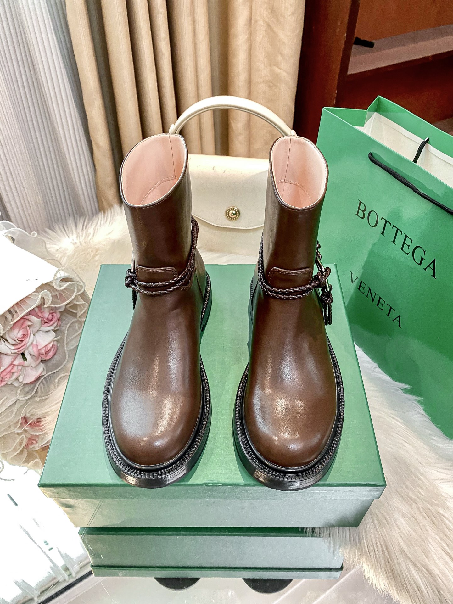 New round-toe ankle boots