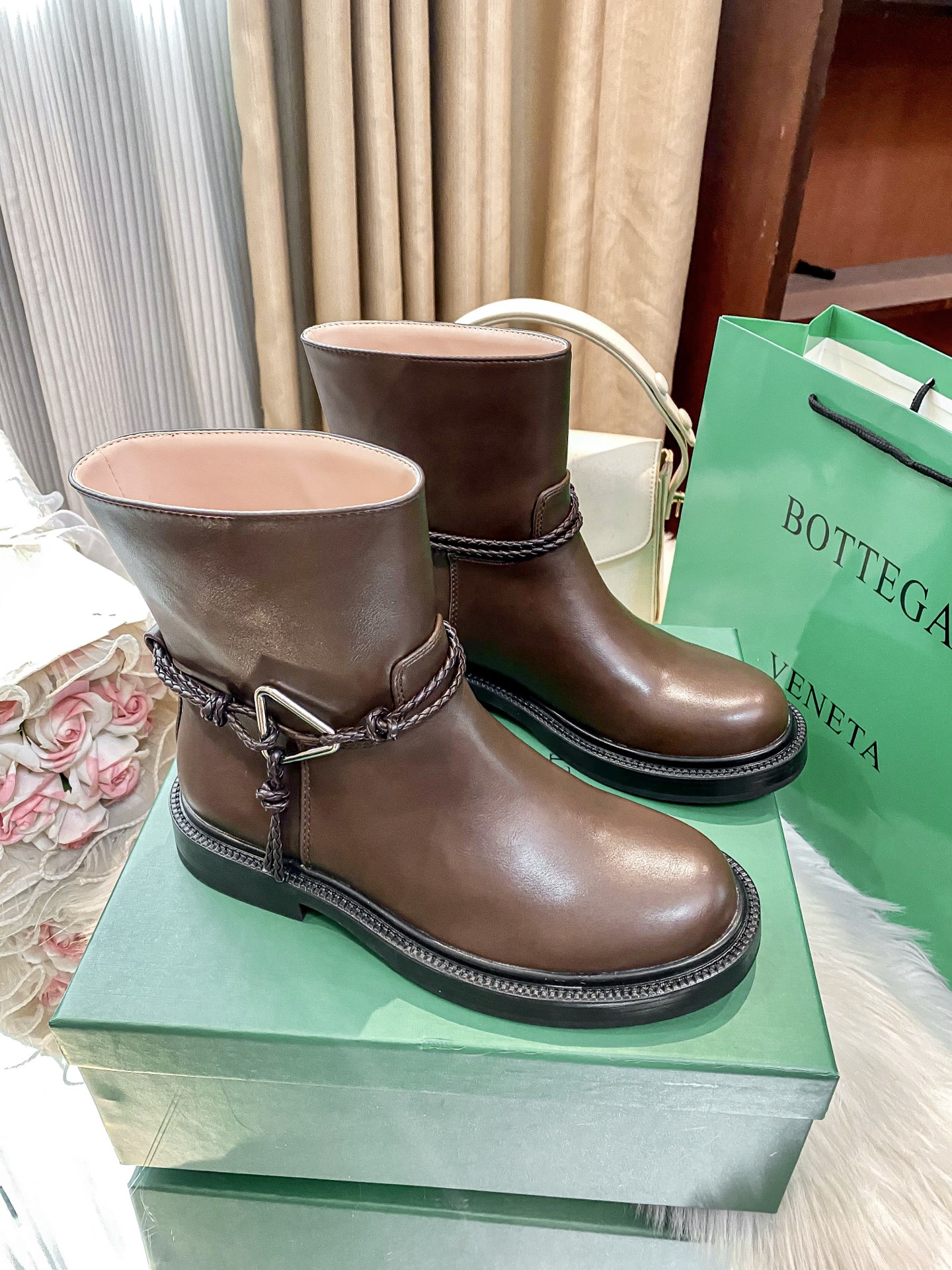 New round-toe ankle boots