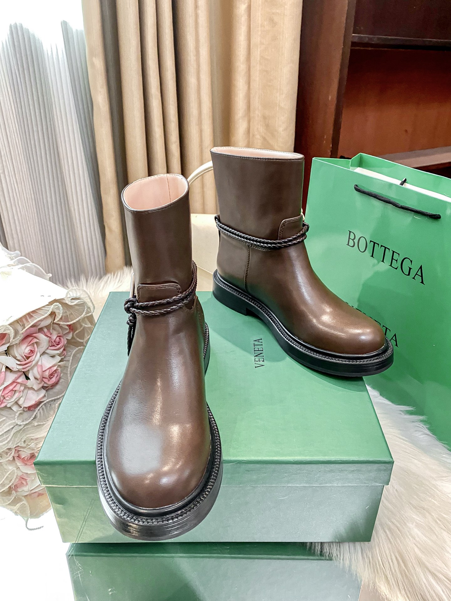 New round-toe ankle boots