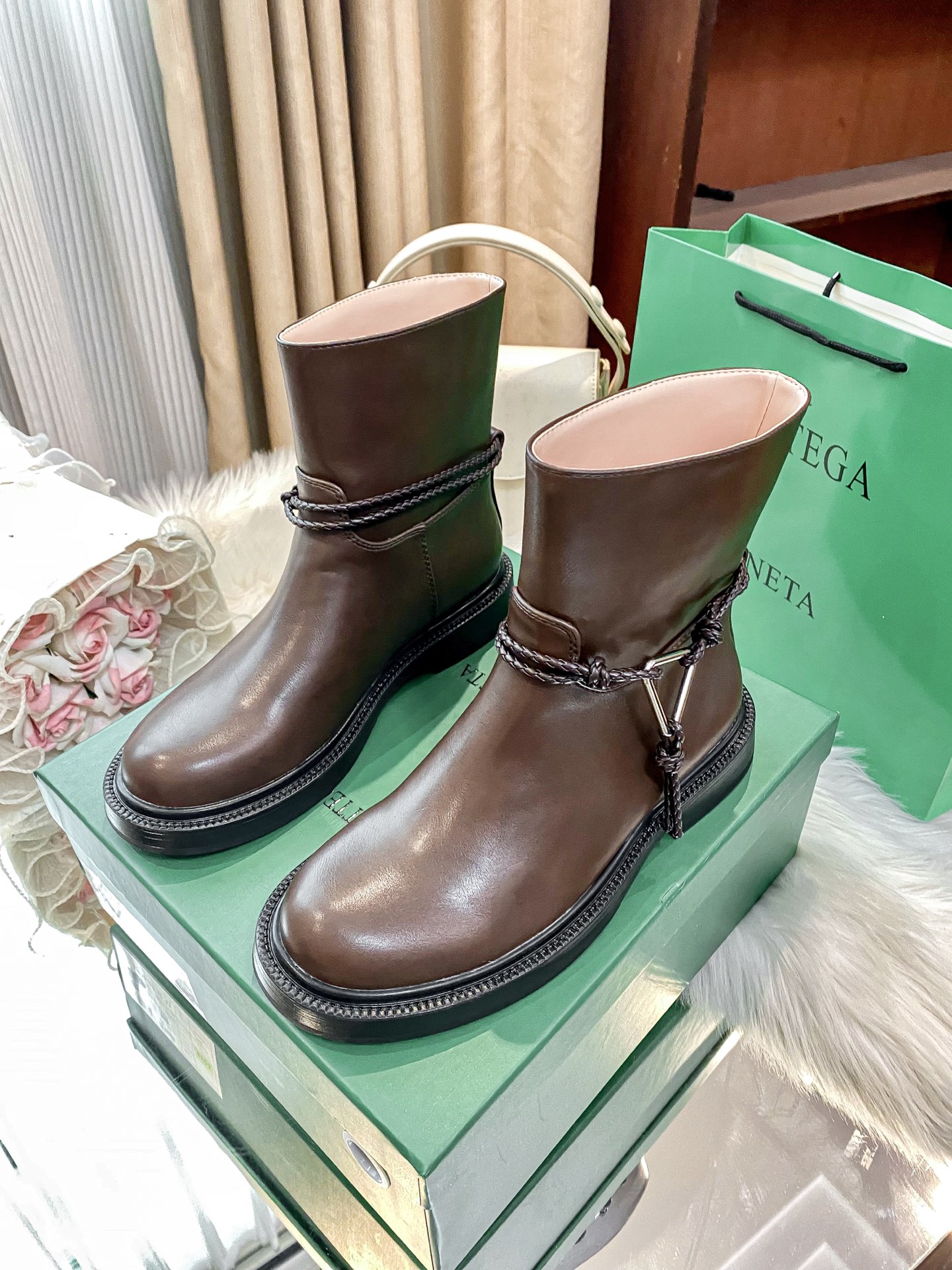 New round-toe ankle boots