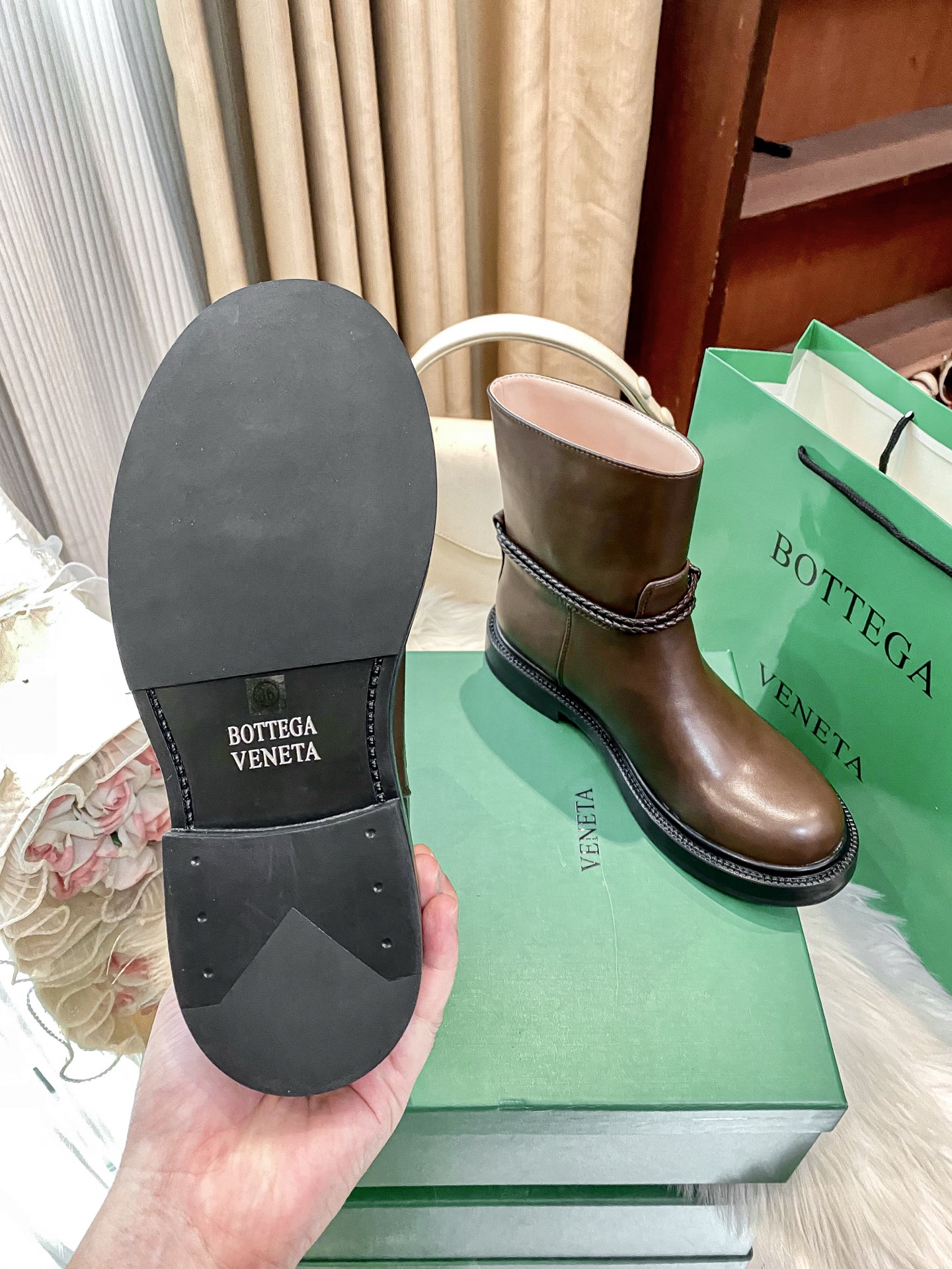 New round-toe ankle boots