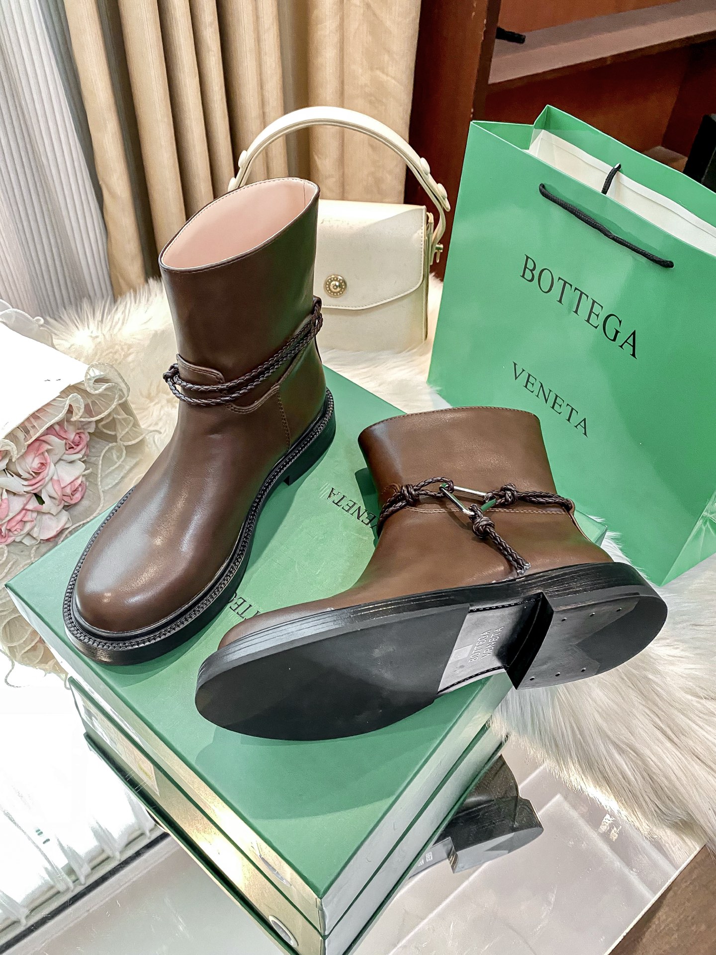 New round-toe ankle boots