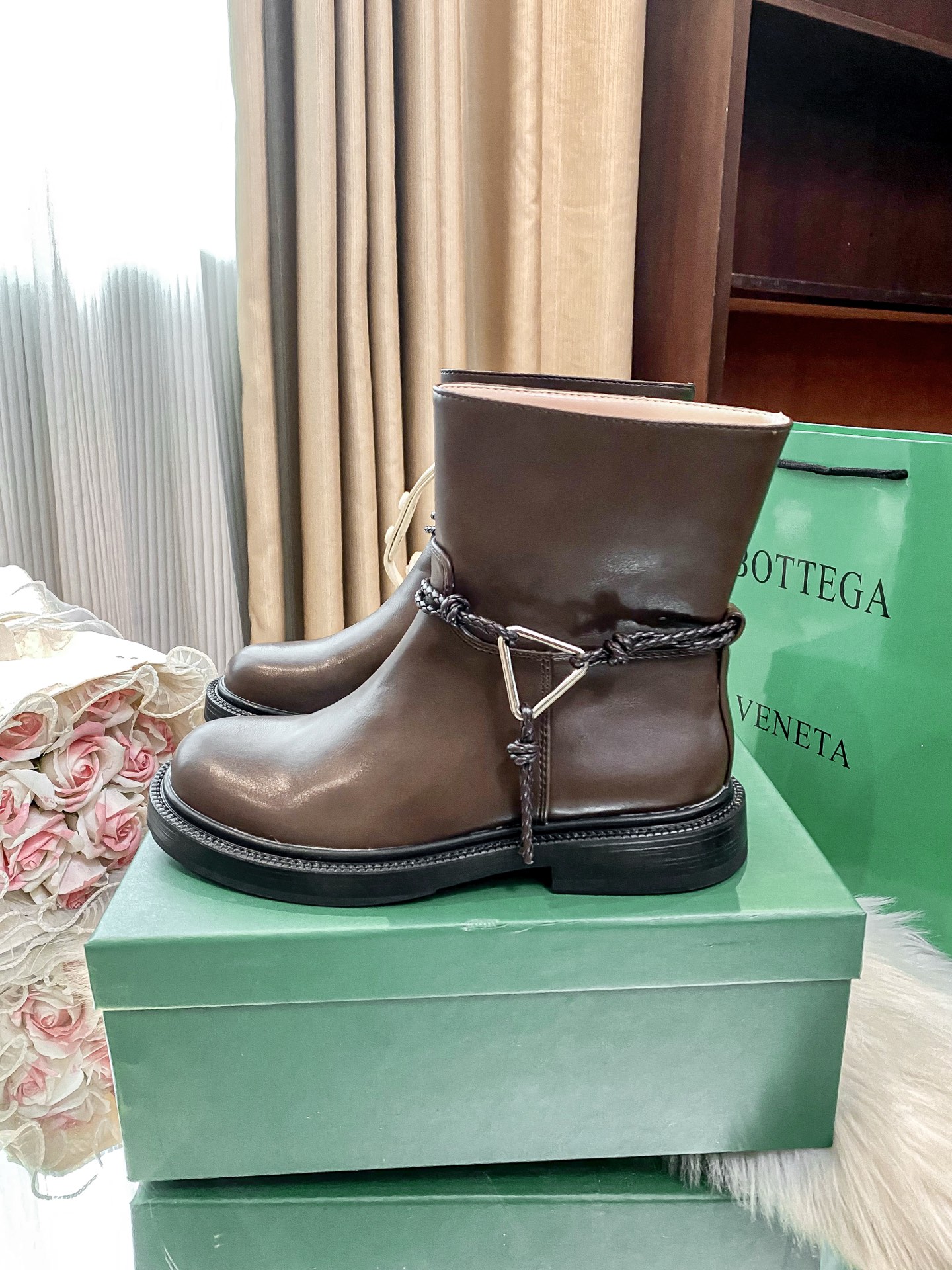 New round-toe ankle boots