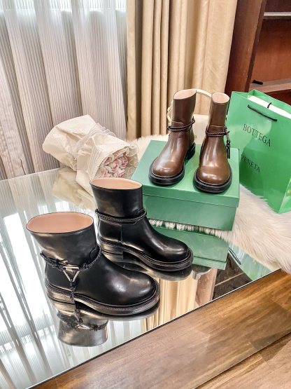 New round-toe ankle boots