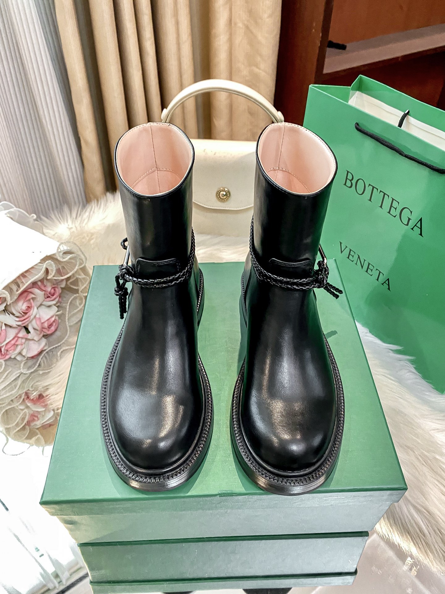 New round-toe ankle boots