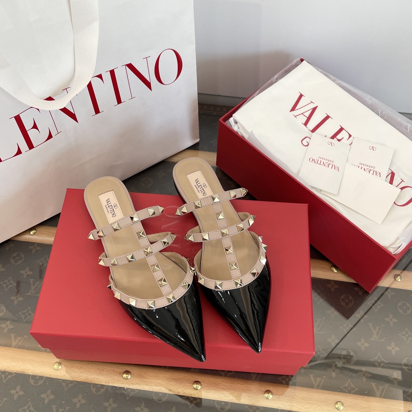 Leg-lengthening pointed-toe shoes with rivets