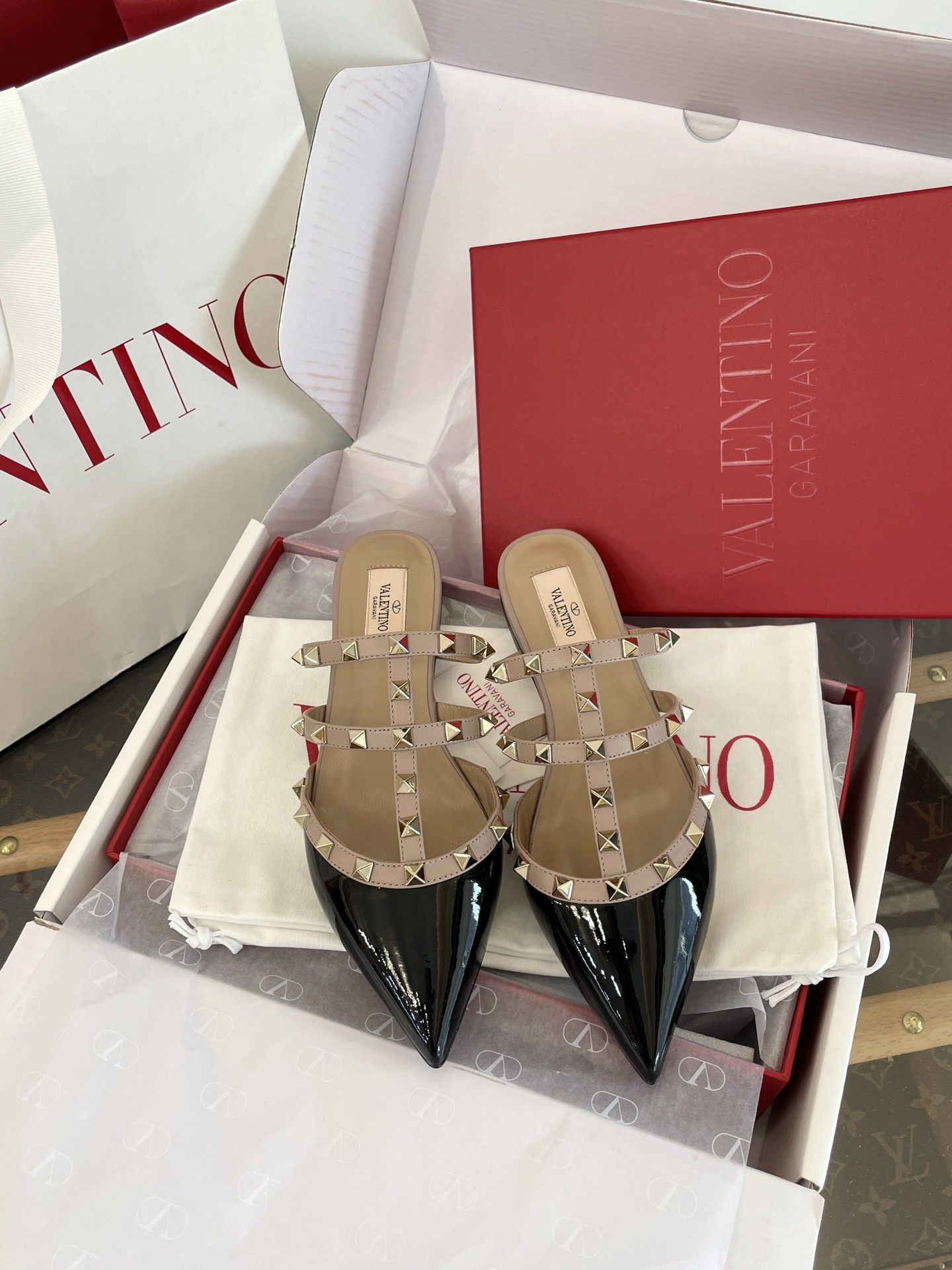 Leg-lengthening pointed-toe shoes with rivets