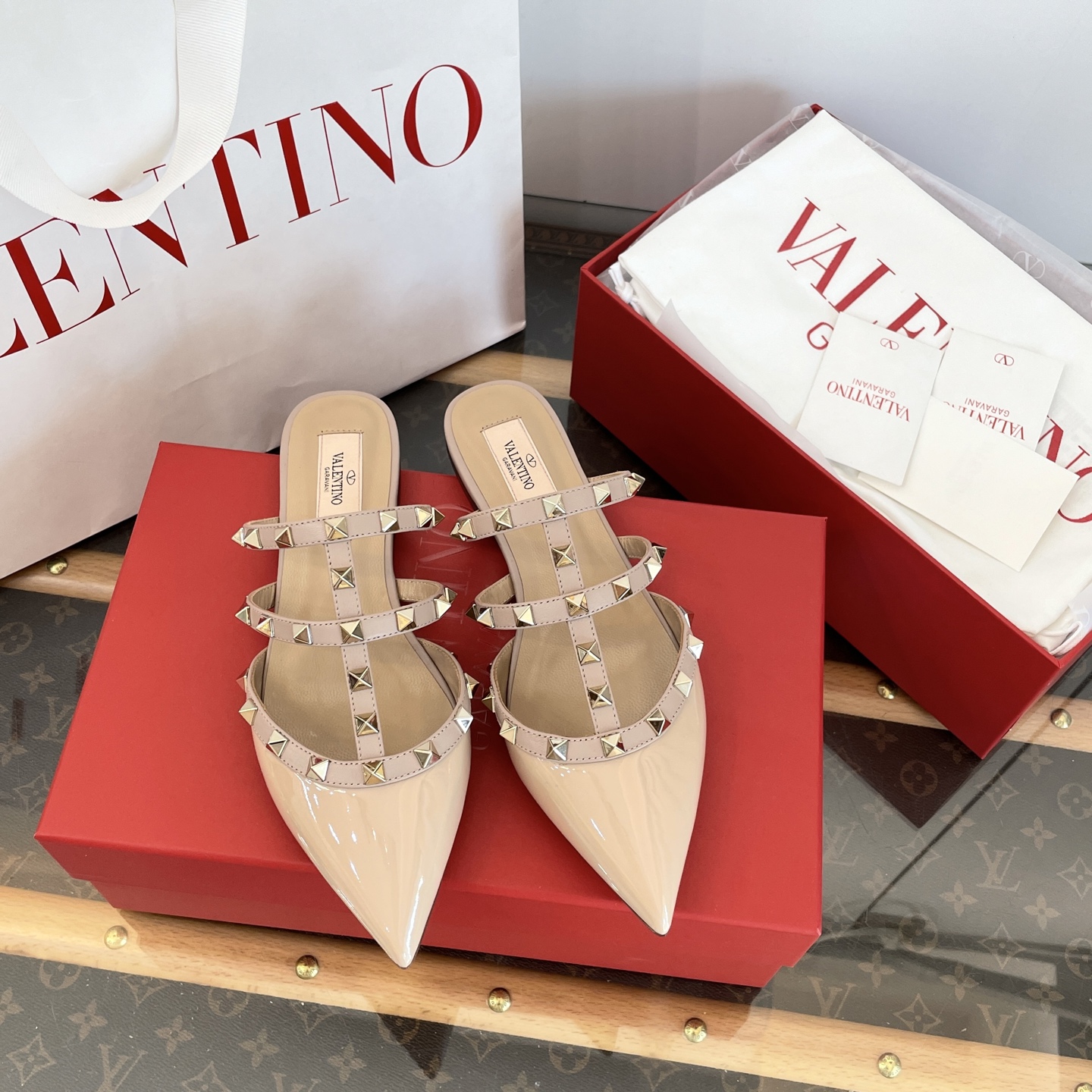 Leg-lengthening pointed-toe shoes with rivets