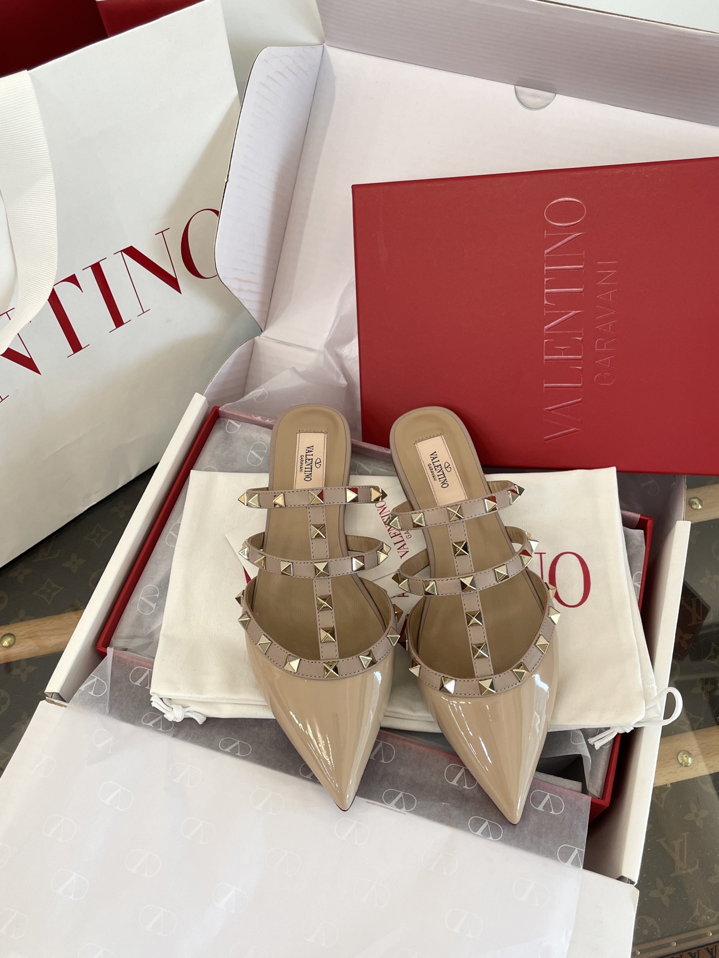Leg-lengthening pointed-toe shoes with rivets