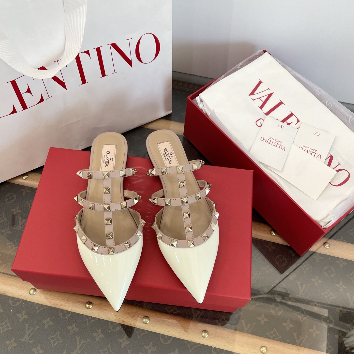 Leg-lengthening pointed-toe shoes with rivets