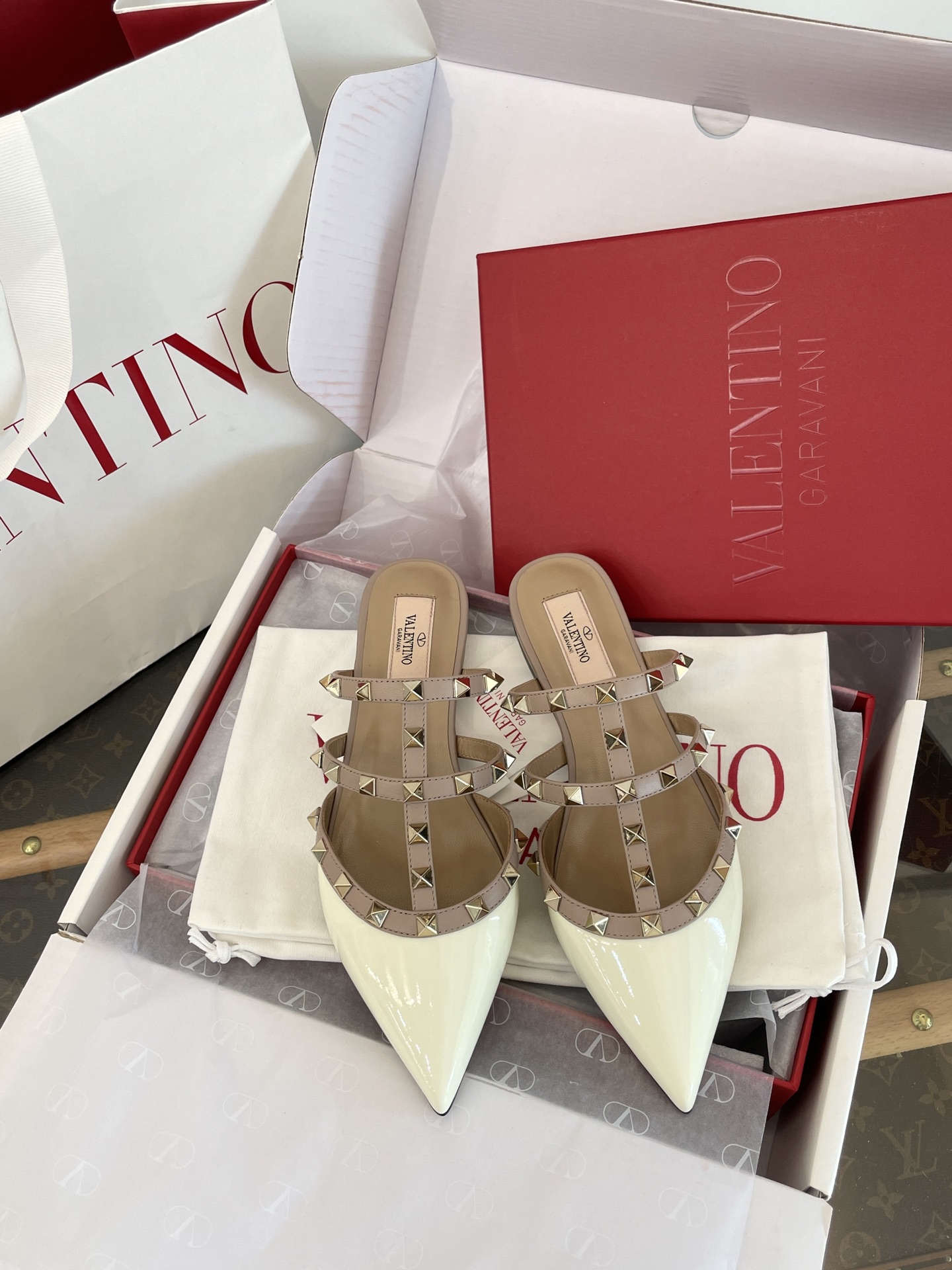 Leg-lengthening pointed-toe shoes with rivets