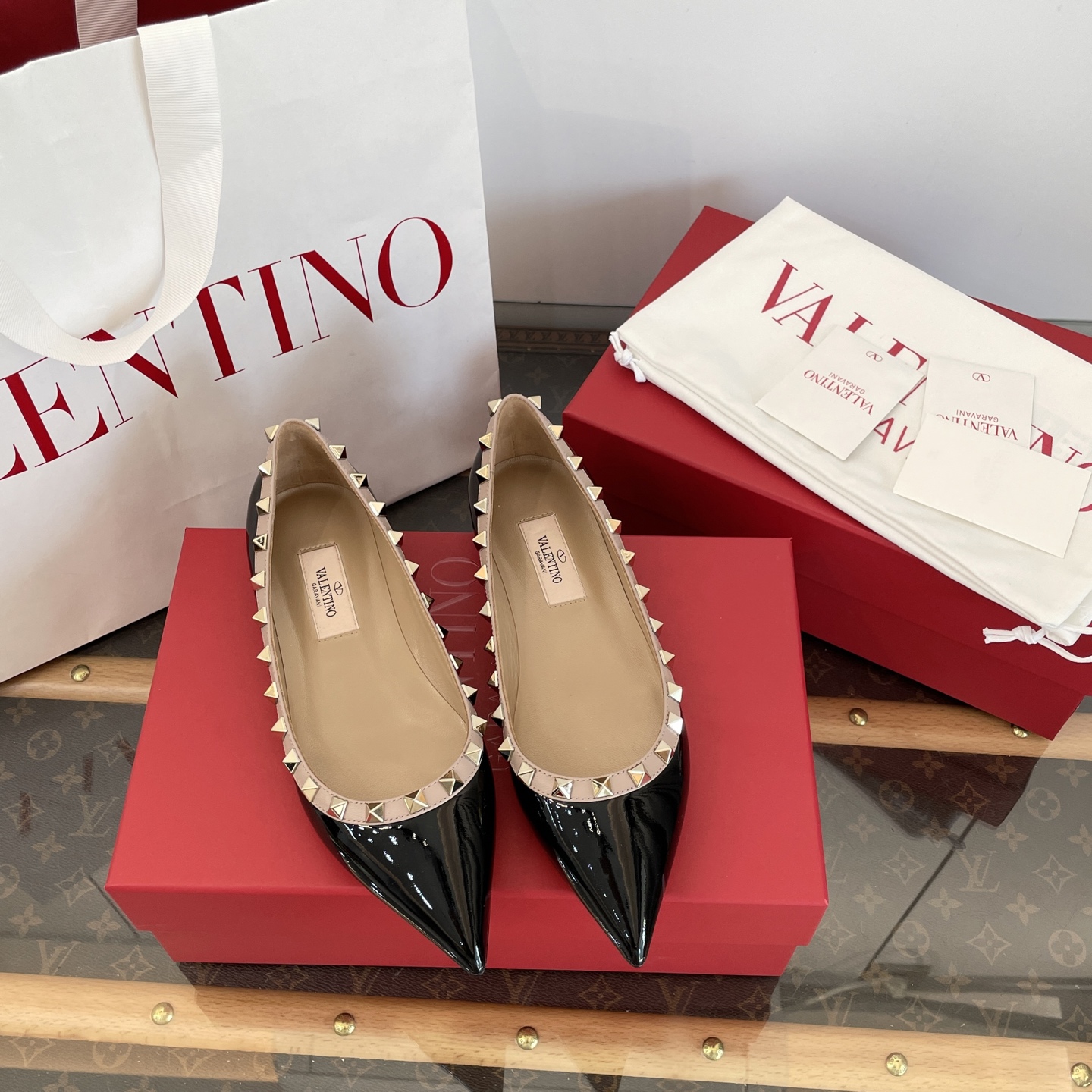 Leg-lengthening pointed-toe shoes with rivets