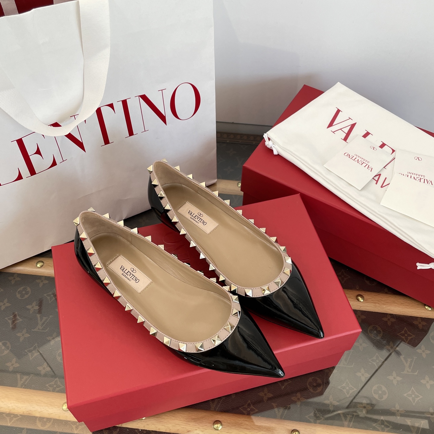 Leg-lengthening pointed-toe shoes with rivets
