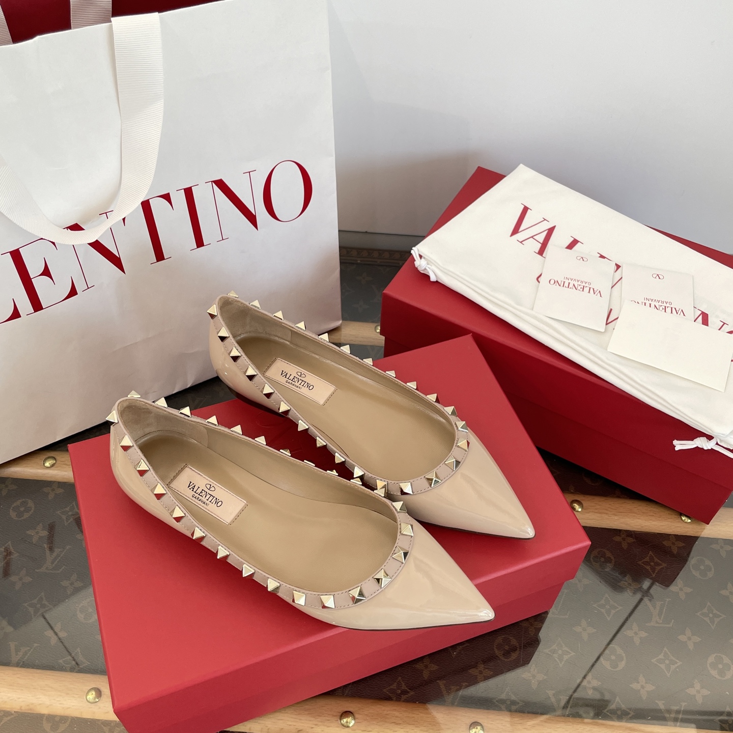 Leg-lengthening pointed-toe shoes with rivets