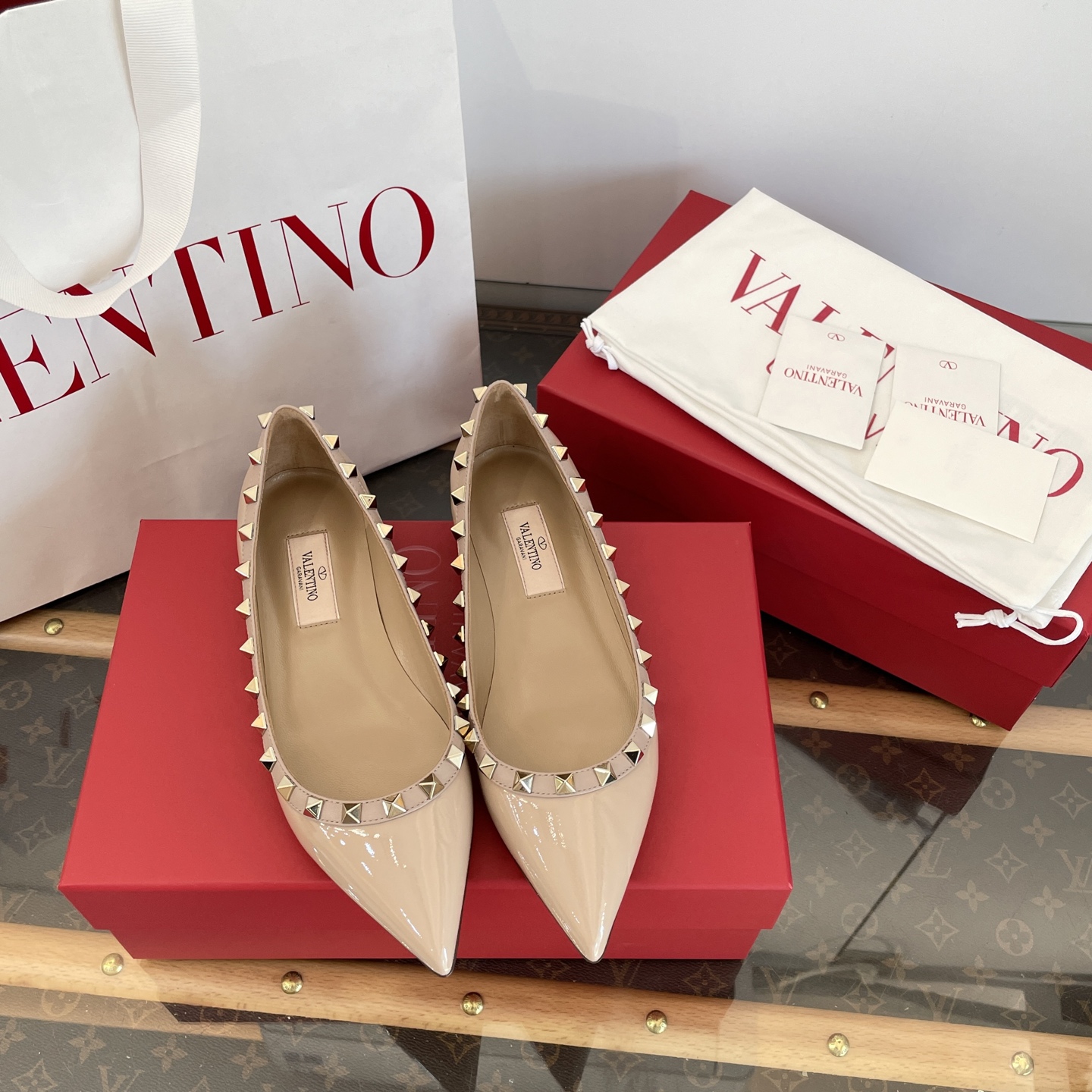 Leg-lengthening pointed-toe shoes with rivets