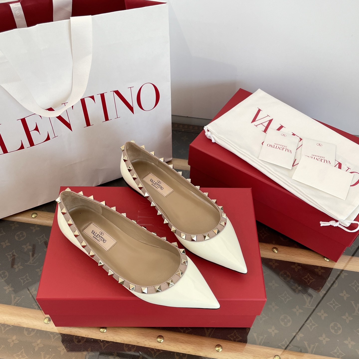 Leg-lengthening pointed-toe shoes with rivets