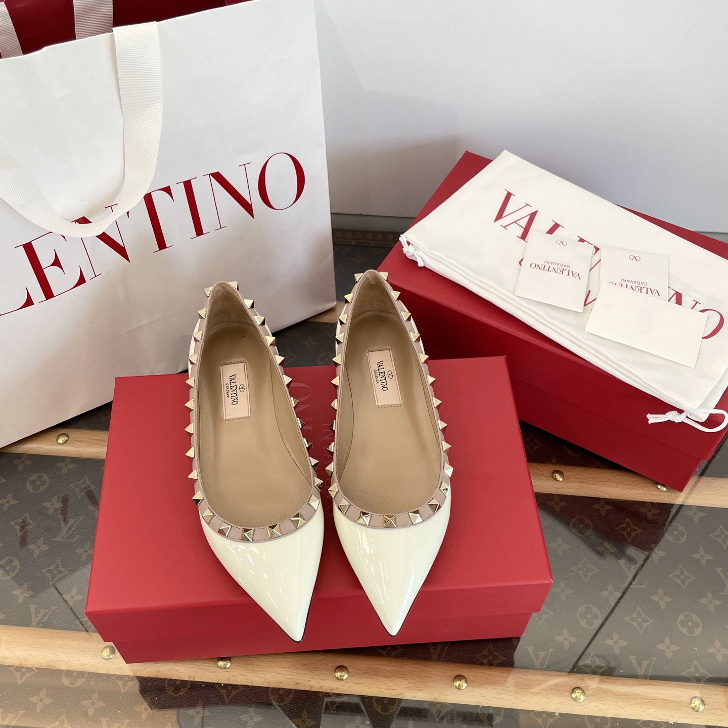 Leg-lengthening pointed-toe shoes with rivets