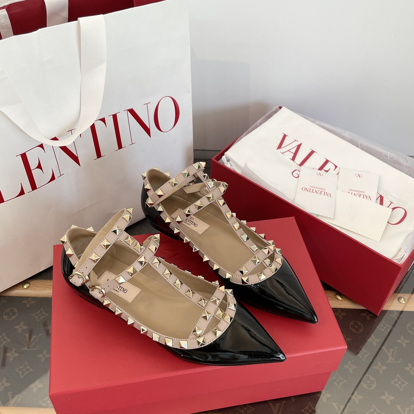 Leg-lengthening pointed-toe shoes with rivets