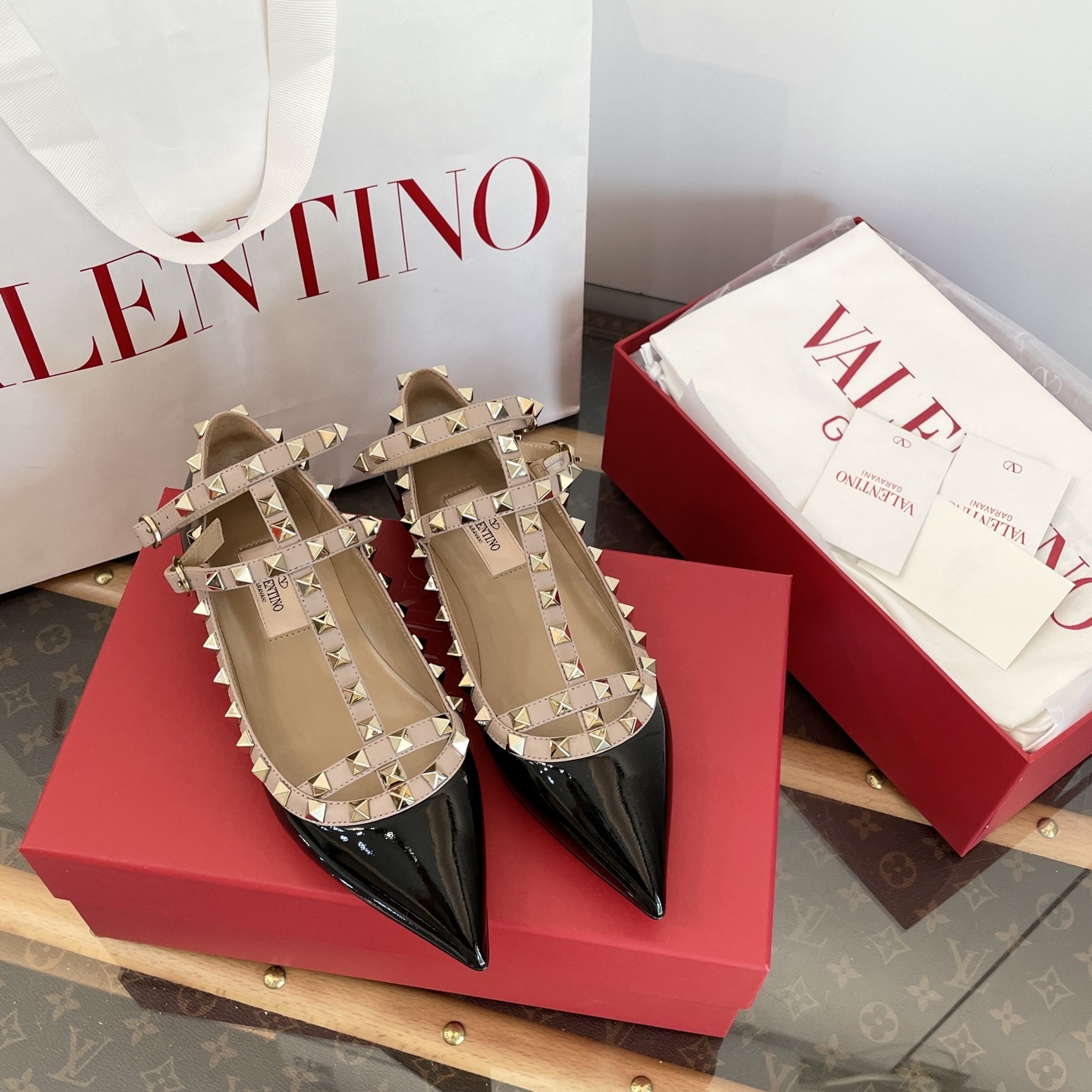 Leg-lengthening pointed-toe shoes with rivets