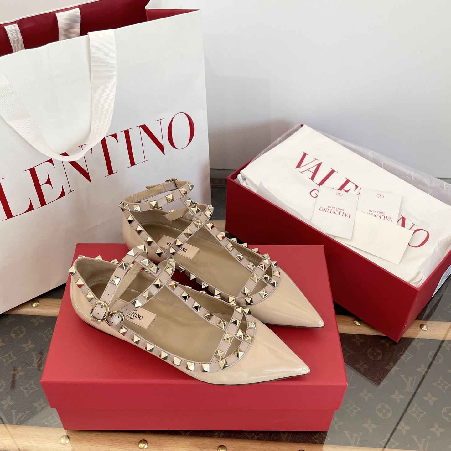 Leg-lengthening pointed-toe shoes with rivets