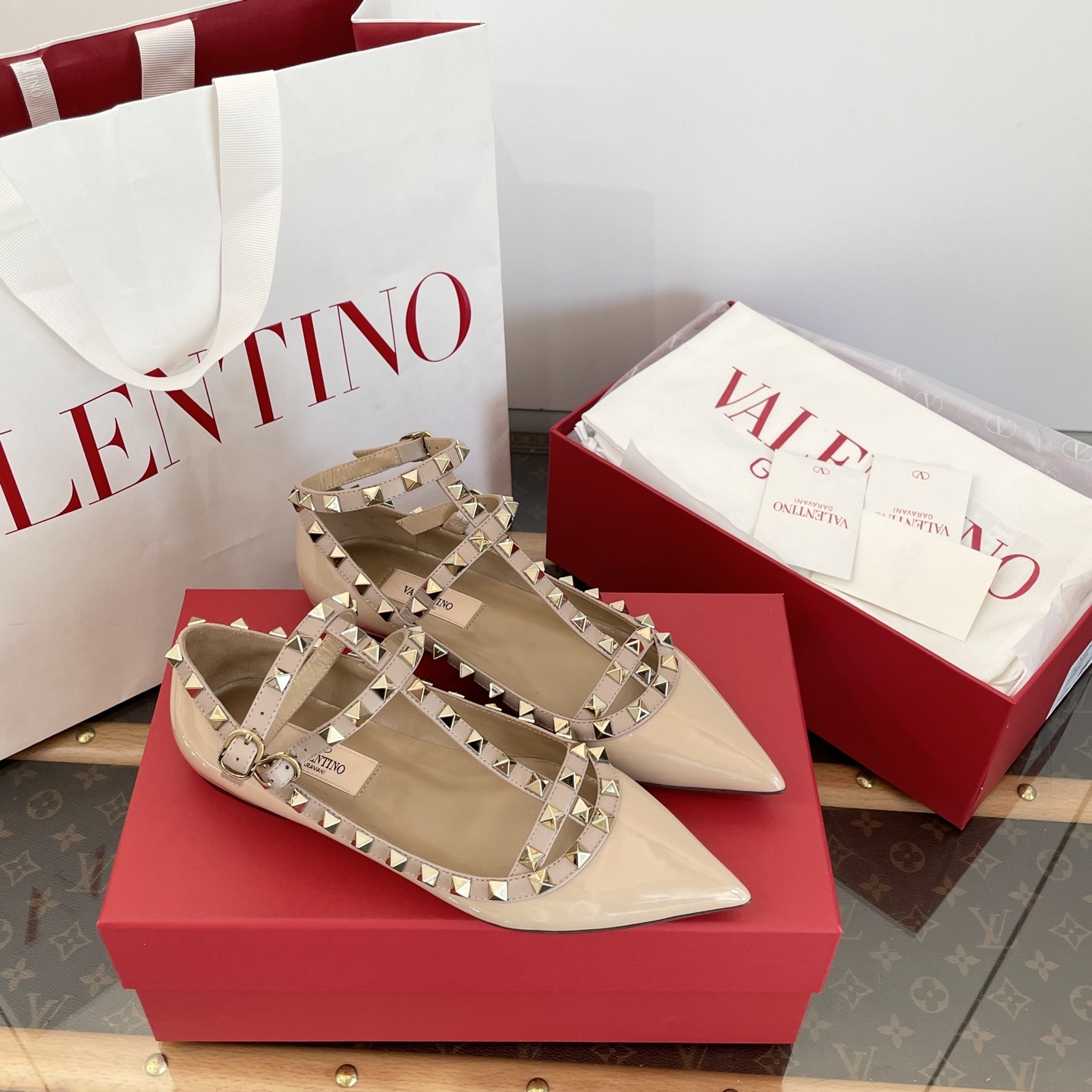 Leg-lengthening pointed-toe shoes with rivets
