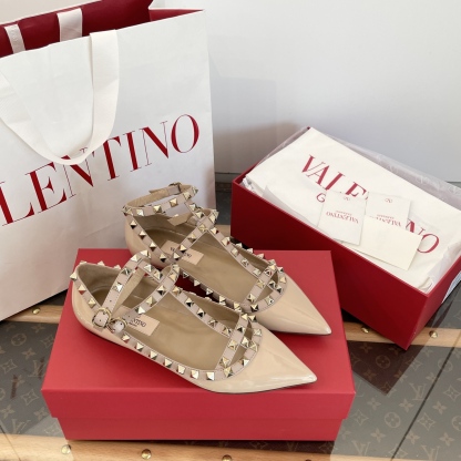 Leg-lengthening pointed-toe shoes with rivets