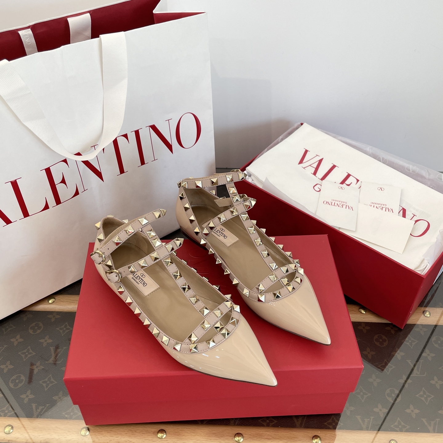 Leg-lengthening pointed-toe shoes with rivets