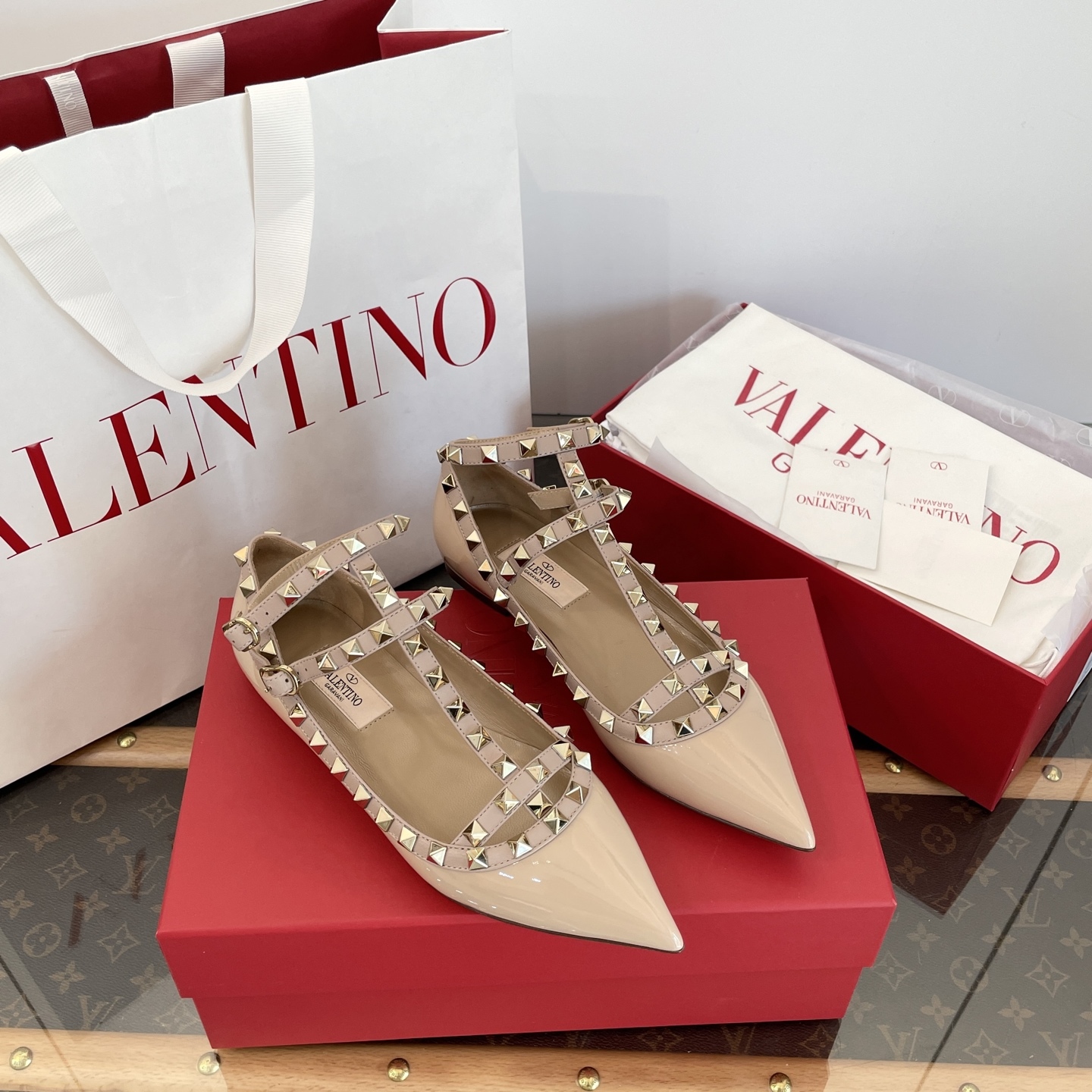 Leg-lengthening pointed-toe shoes with rivets