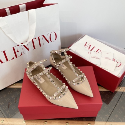 Leg-lengthening pointed-toe shoes with rivets