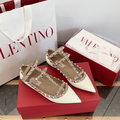 Leg-lengthening pointed-toe shoes with rivets