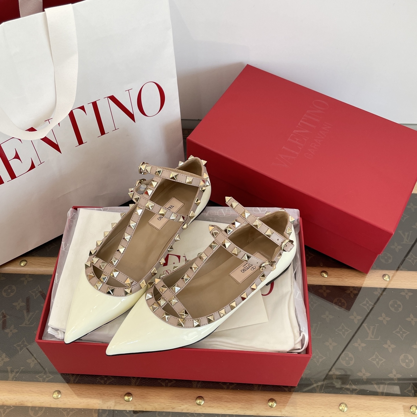 Leg-lengthening pointed-toe shoes with rivets