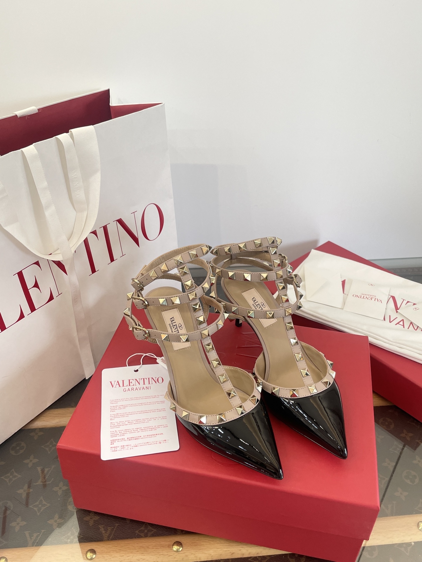 Leg-lengthening pointed-toe shoes with rivets